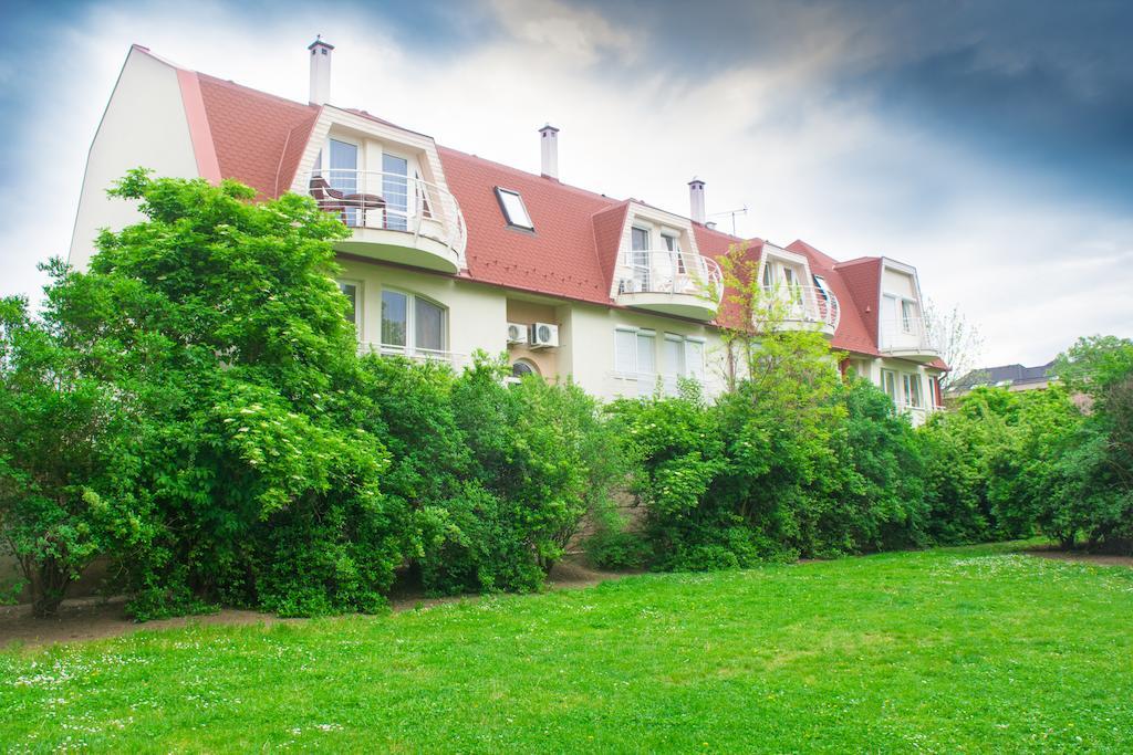Illes Apartmanok Ii. Хайдусобосло Экстерьер фото